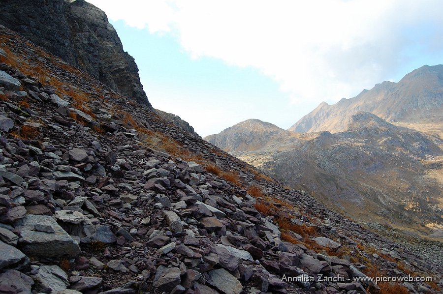 11 Il sentiero dal passo Laghi Gemelli al Passo Valsanguigno.JPG